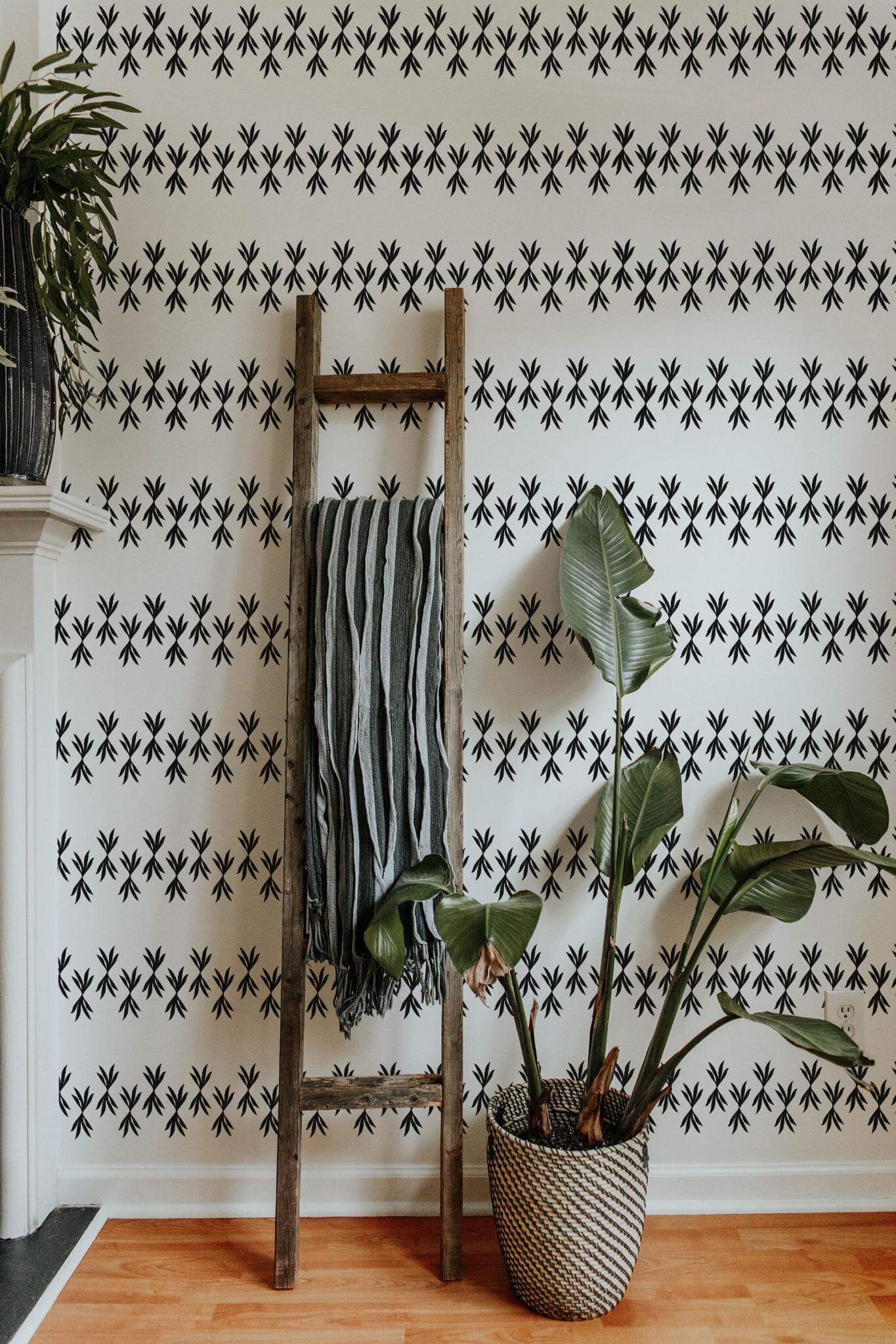 Black and white leaf stripe Wallpaper