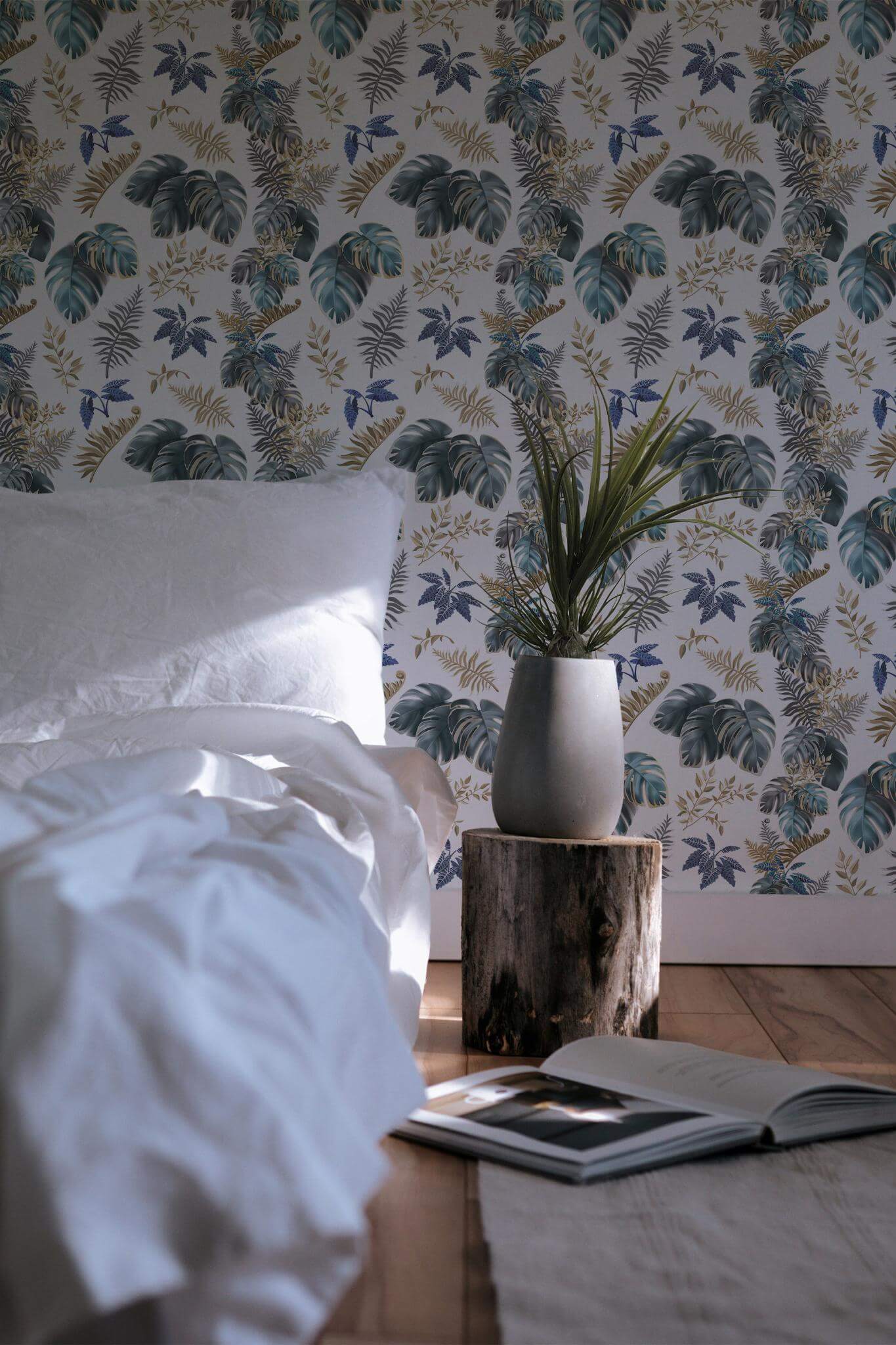 Lush tropical leaf Wallpaper