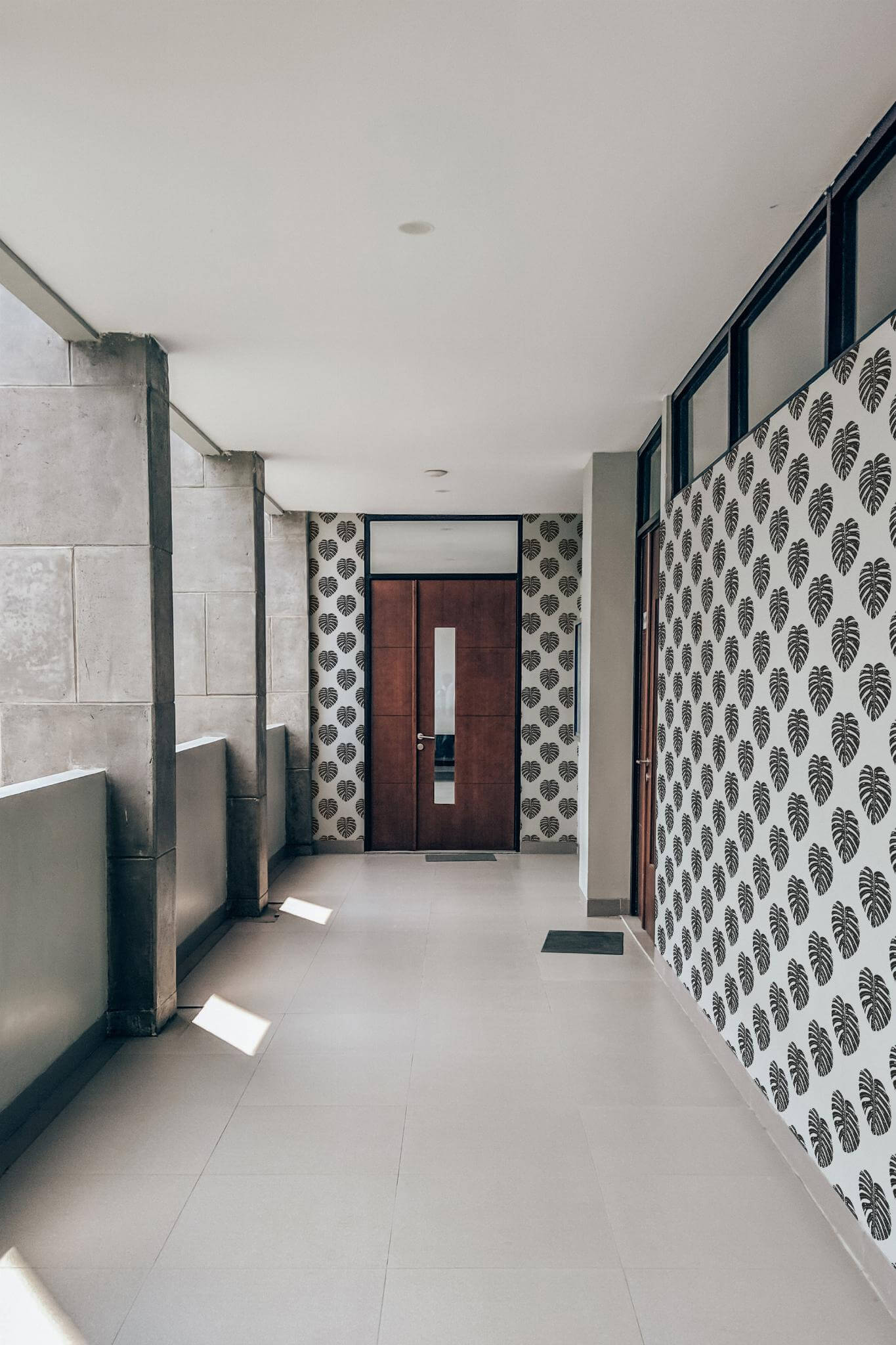 Black and white monstera leaf Wallpaper - Image 4