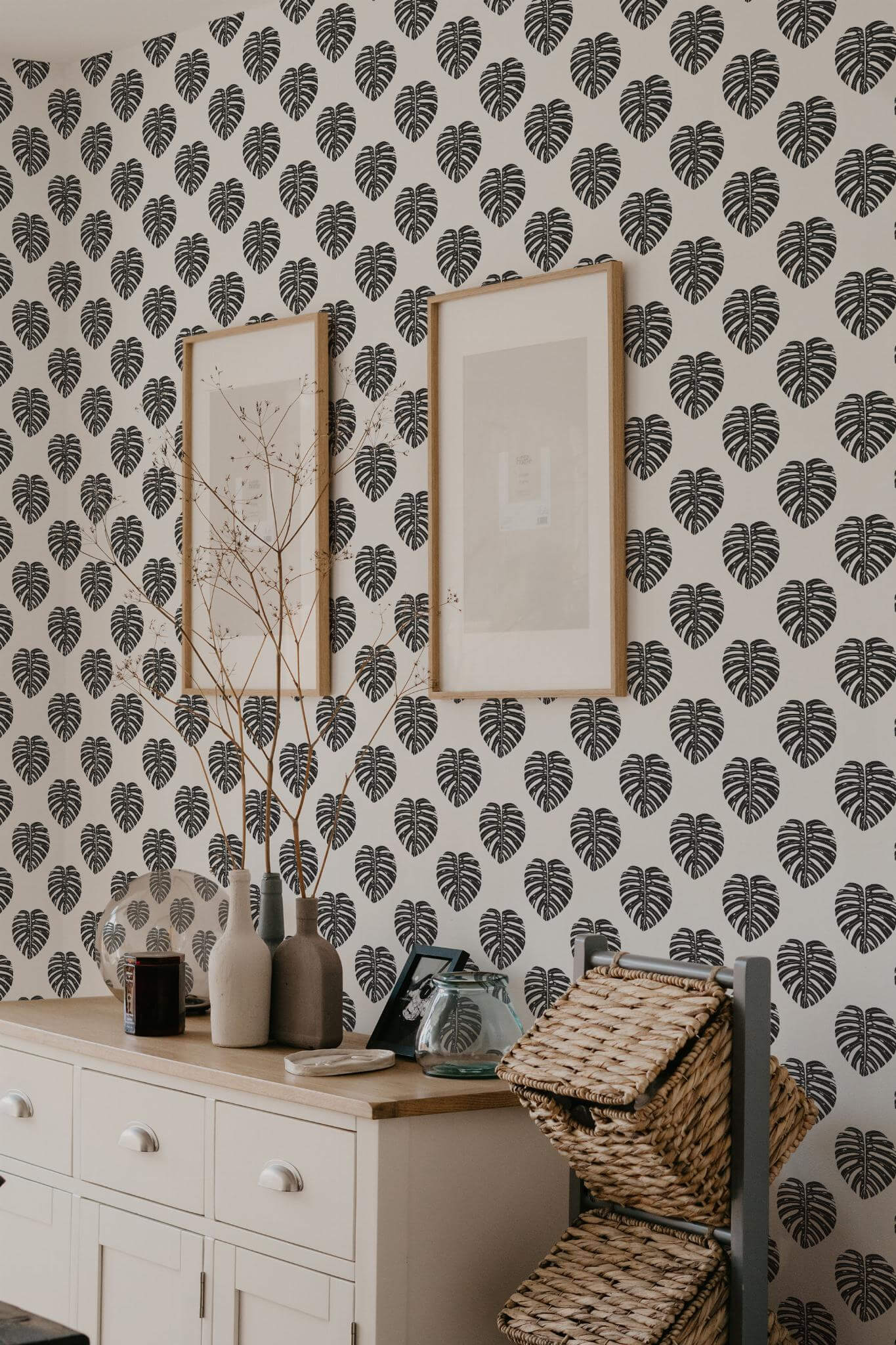 Black and white monstera leaf Wallpaper