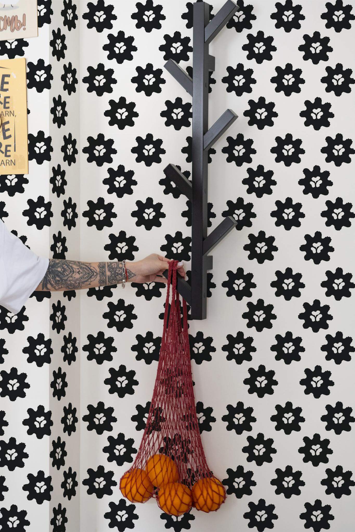 Black and white bold floral Wallpaper