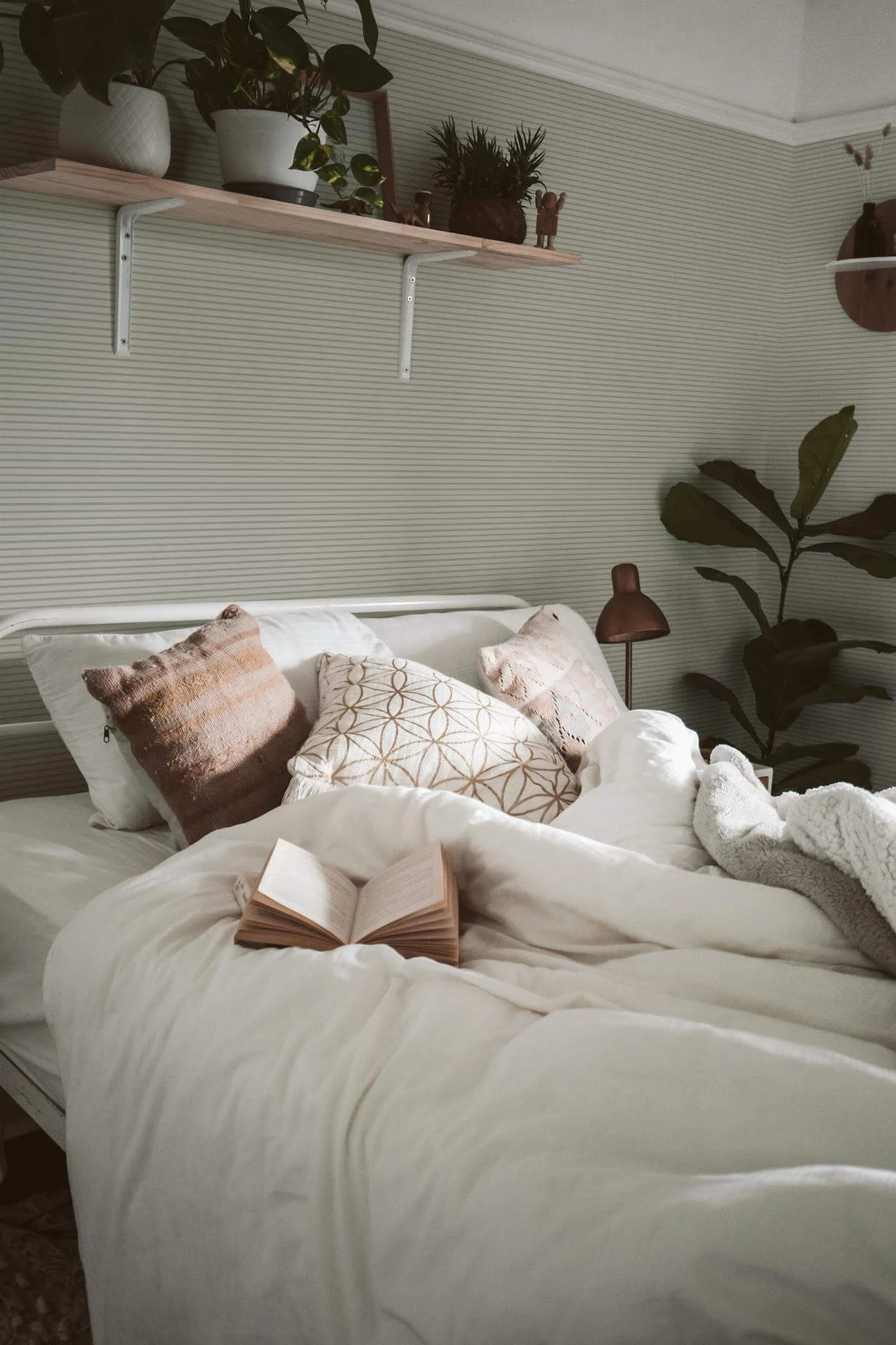 Green neutral striped Wallpaper - Image 4