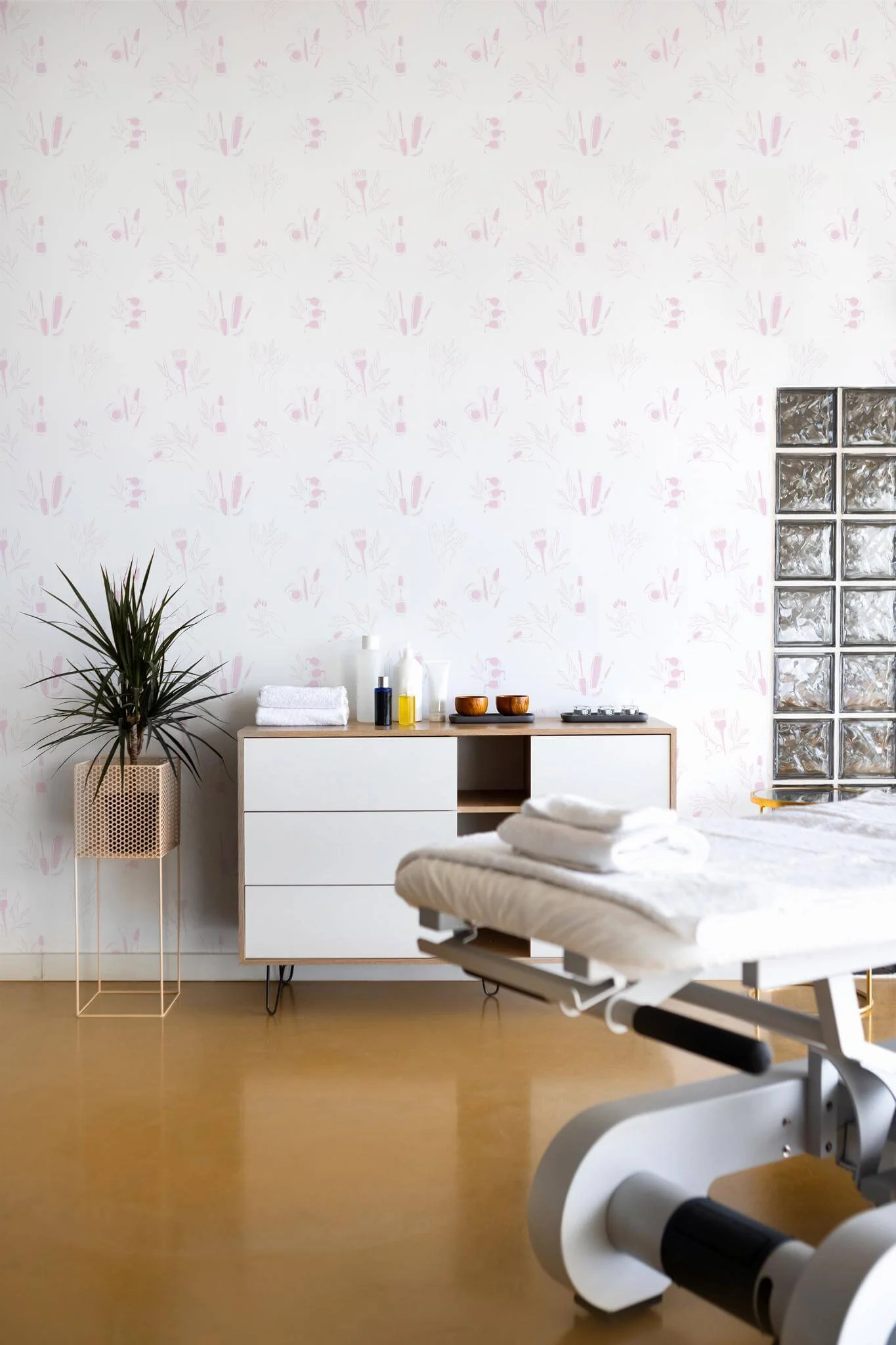 Pink nail salon Wallpaper - Image 4